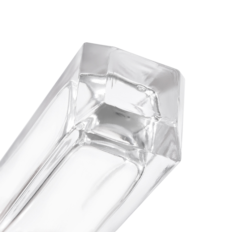 زجاجة عطر زجاجية فاخرة ذات أوجه مع غطاء معدني وقاعدة سميكة وتغليف عطر ممتاز