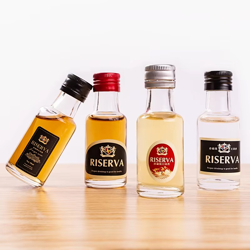 زجاجات الخمور الزجاجية الصغيرة ذات الأغطية