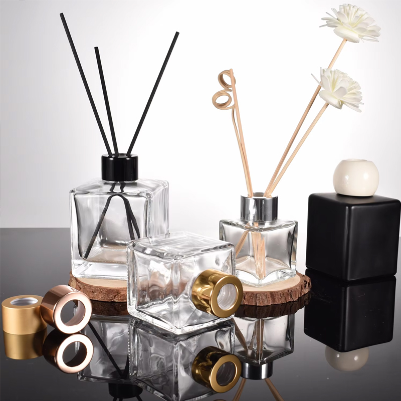 زجاجة ناشرة زجاجية مربعة الشكل مع الروطان