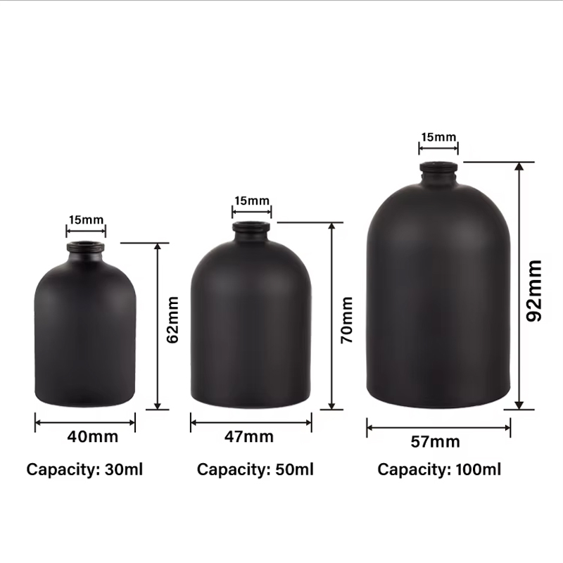 زجاجة عطر من الزجاج الأسود بغطاء معدني
