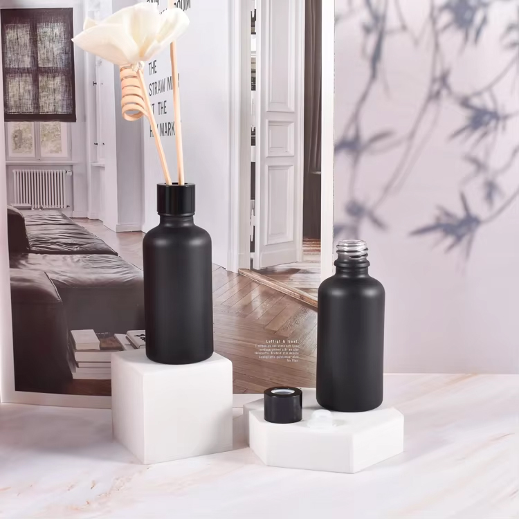 زجاجة ناشرة من الزجاج الأسود مستديرة فاخرة سعة 50 مل مخصصة مع غطاء 