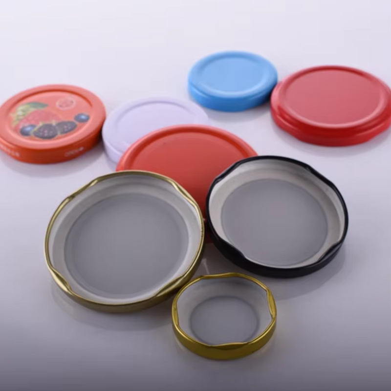 قبعات معدنية ملتوية من الصفيح