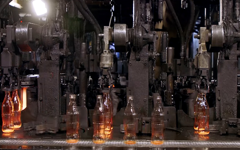 كيف يتم صناعة الزجاج؟ دليل خطوة بخطوة لإنتاج العبوات الزجاجية