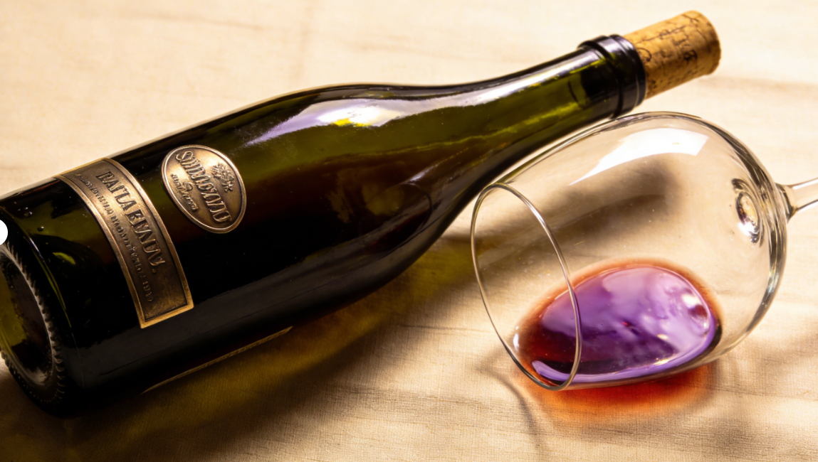 كيفية فتح زجاجة نبيذ بدون مفتاح: تقنيات احترافية لمحبي النبيذ الفاخر