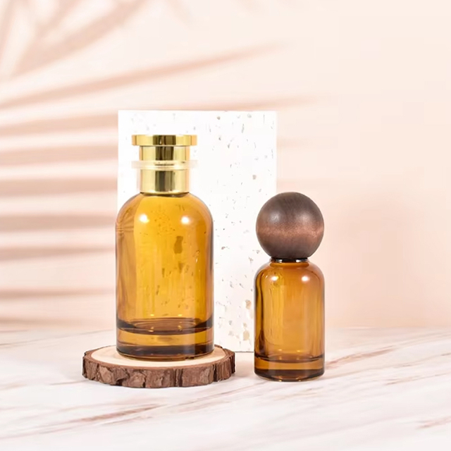 شعار مخصص بالجملة 30 مل 50 مل 100 مل زجاجات عطر زجاجية فارغة مستديرة من العنبر مع غطاء خشبي