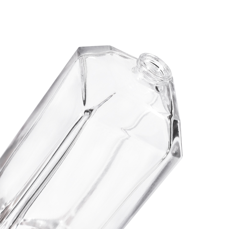 زجاجة عطر زجاجية فاخرة ذات أوجه مع غطاء معدني وقاعدة سميكة وتغليف عطر ممتاز